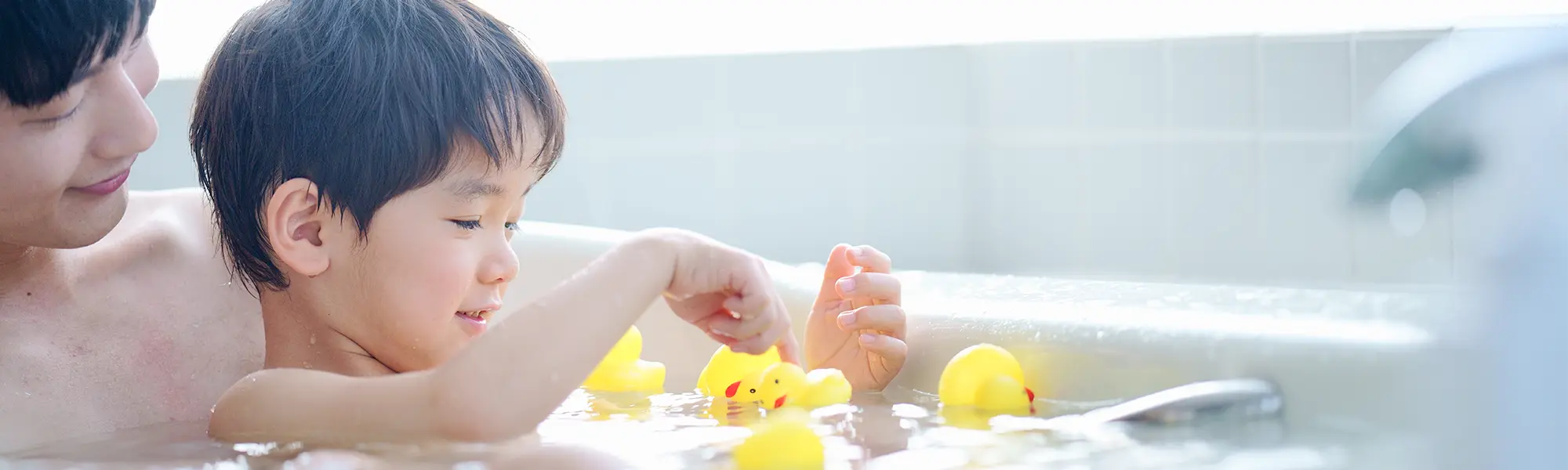 親子でお風呂に浸かる様子