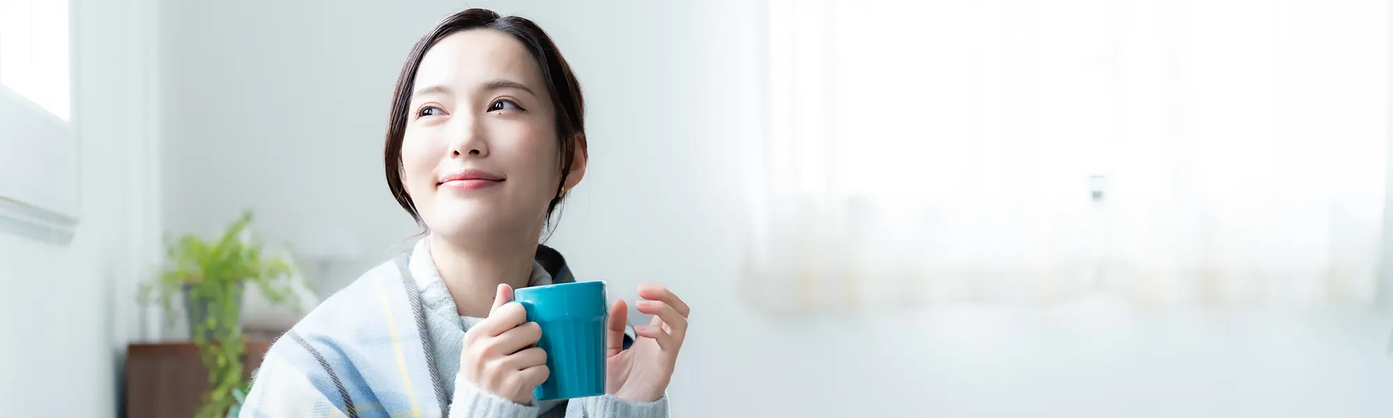 リビングでリラックスする女性